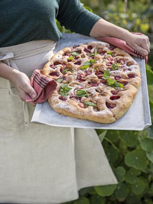 Mansikka ja raparperi ovat lyömätön makupari.