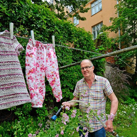 Kalevi on hoitanut Katajanokalla Sohlbergin säätiön taloa talonmiehenä 24 vuotta. Kun sana taidoista levisi, muutama naapuritalokin pyysi hänet töihin.