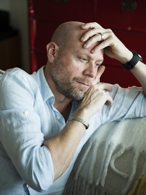 Iikka Forssin on vaikeaa ajatella omaa työttömyyttään asiana, joka vain tapahtuu eikä ole omaa syytä. Hän ei tiedä, miksi se on niin.