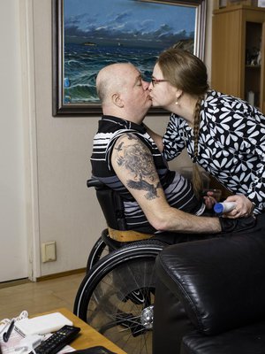 Sari, 52, ja Ari, 53, Tuomi asuvat Kokkolassa. Sari on ammatiltaan lähihoitaja ja työskentelee Arin avustajana. Ari jäi eläkkeelle 26-vuotiaana halvaannuttuaan auto-onnettomuudessa. Kun Ari sai aivoverenvuodon, Sari kirjoitti hänelle viestin: ”Et saa hermoilla, me pärjätään kyllä. Eikö olla aina pärjätty, rakas?”