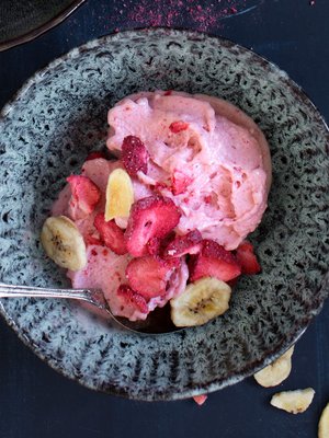 Kulho täynnä kesän makua.