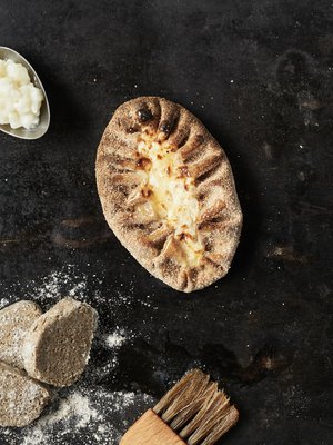 Karjalaisen puolison (tai anopin) keittiössä pääset perinneruuan makuun. 