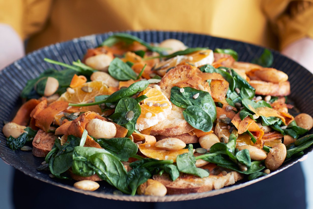 Italialainen panzanella eli leipäsalaatti ei kaipaa lisukkeita, sillä siinä on sekä ihanan pehmeitä että rouskuteltavia kohtia.
