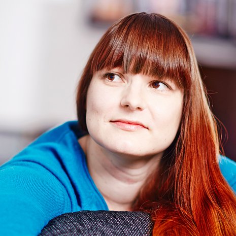 35-vuotias työttömyysturva-asiantuntija asuu Hyvinkäällä miehensä ja kolmen lapsen kanssa. Kun kipu ei vaivaa, hän virkkaa bambutiskirättejä ja tekee pehmoeläimiä.
