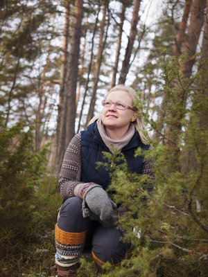 Hanna-Kaisa Heilimo, 40, asuu Tampereen Kämmenniemessä maalaismaisemissa puolisonsa Jukan ja kolmen alakouluikäisen lapsensa kanssa. Aiemmin Hanna-Kaisa työskenteli sairaanhoitajana, mutta nykyisin hän on luonto- ja hyvinvointiyrittäjä.