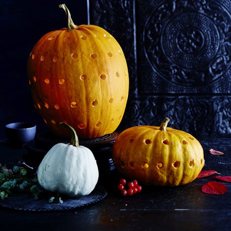 Kaiverretulla kurpitsalla ei tarvitse olla naamaa: kivat valoreiät voi tehdä myös poraamalla.