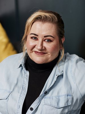 Manageri Carla Ahoniuksen perustaman Manage Me -yrityksen asiakkaita ovat muun muassa Jenni Vartiainen, Jare Tiihonen eli Cheek ja Erin. Carla päätti 10-vuotiaana, että hänestä ei tule seuraavaa Madonnaa vaan ihminen, joka päättää, mitä Madonna tekee.