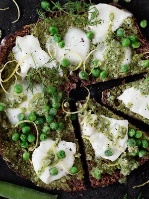 Grillattu ruisleipä on täydellistä, varsinkin kun makua täydentää tilli.