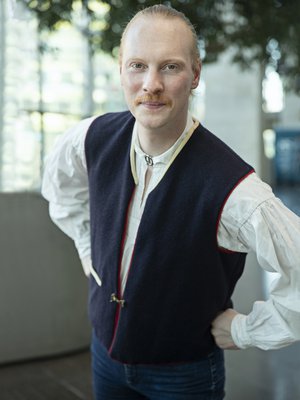 Kansallispuvun saa valita kotipaikkakunnan tai muiden mieltymysten mukaan. Daniel tykästyi karjalaiseen Johanneksen pukuun. 