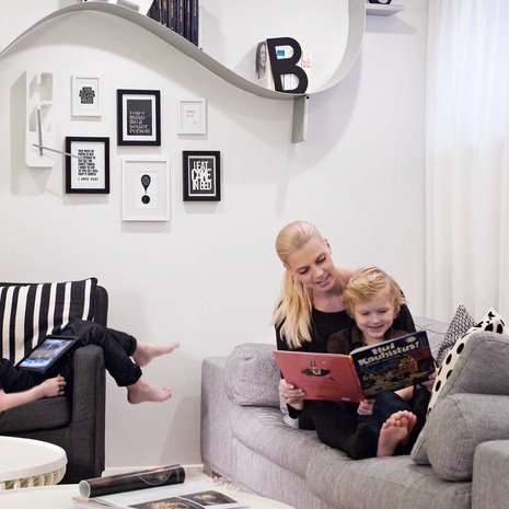 Harvinaisen rauhallinen hetki alakerran olohuoneessa. Elias (vas.) ja Amos malttoivat istua kuvaushetken paikoillaan.