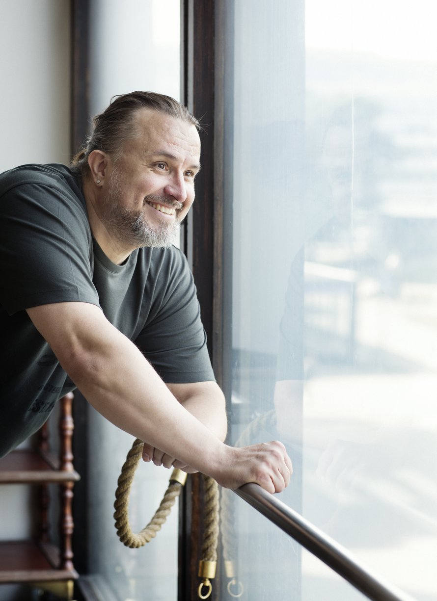 Tämä on tilaisuutesi, vapaa paikkasi. Vedä, nyt! Siltä Kristo Salmisesta tuntui, kun hän viime syksynä kuuli saavansa Rikhard III:n pääroolin. Sitten iski pelko: entä jos mokaan?