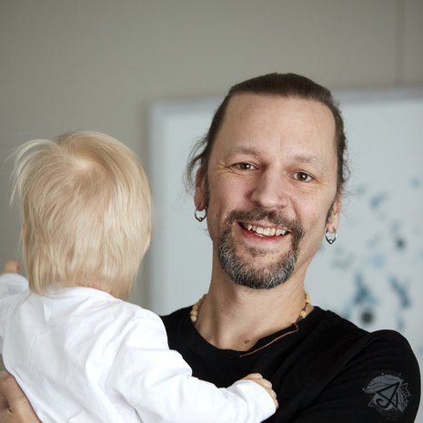 Juska oli nuorena kosketinsoittajana HIMissä. Myöhemmin hän toivoi puolisonsa kanssa lasta seitsemän vuotta, kunnes vuonna 2022 hänestä tuli isä.