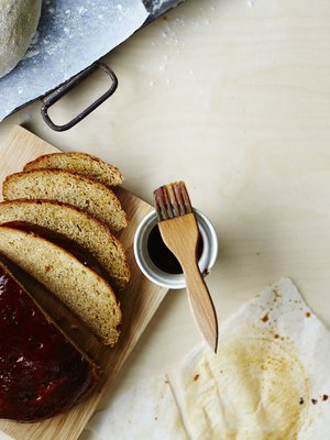 Siirappi pitää sutia leivän päälle juuri oikeaan aikaan. Tee ensimmäinen sively, kun limppu on paistunut noin 20 minuuttia ja toista muutaman kerran paiston aikana.