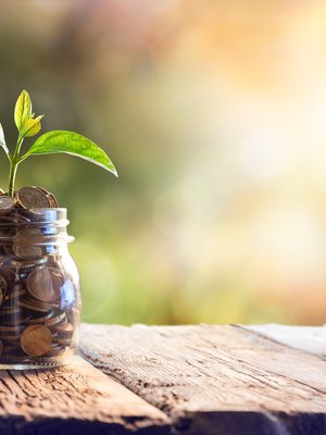 Vinkki numero 21: Pyydä pullonpalautusrahat käteisenä kassalta, laita kotona purkkiin ja säästä tavoitettasi varten. Mukavan konkreettista!