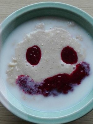 Joka aamu kaurapuuroa syön kera kotimaisten marjojen, jotka pääsääntöisesti omin pikku kätösin olen poiminut ja talvea varten säilönyt eri muotoihin. - kka1968