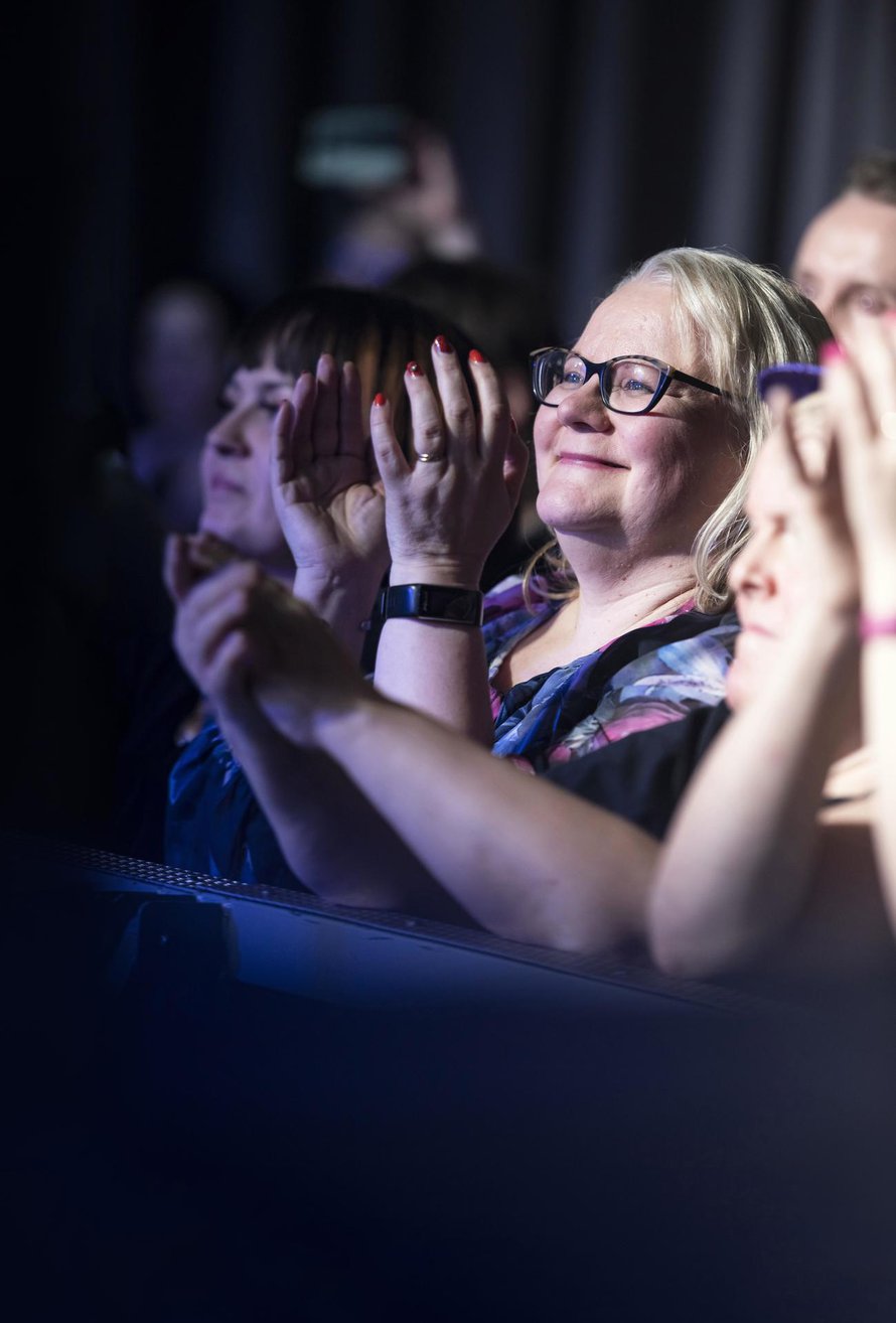 50-vuotias farmaseutti Sirpa Mannonen asuu Kirkkonummella. Perheeseen kuuluvat puoliso Kalle sekä pojat Ville, 23, Tuomas, 20, ja Santeri, 17. Sirpan avaimenperässä lukee kulturtant, ja hän käy pystypäin kulttuuritätinä teatterissa, taidenäyttelyissä ja museoissa. Keikoilla hän on myös pystykäsin.
