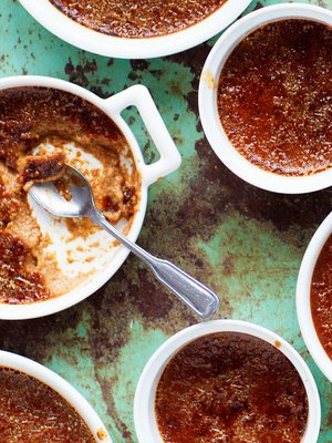 Mämmi maustaa klassisen crème brûléen. Vanukkaan ohje löytyy jutun lopusta.