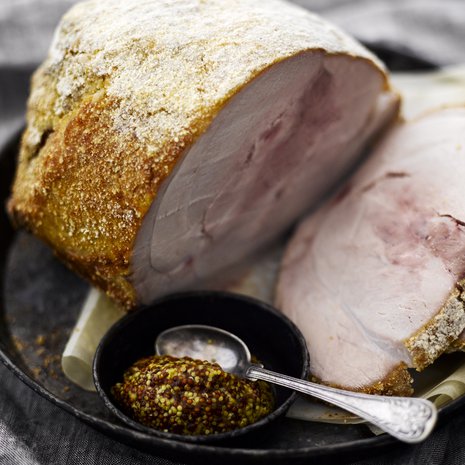 Paista kinkku aatonvastaisena yönä ja pihistä lämmin siivu aamupalaleivälle.