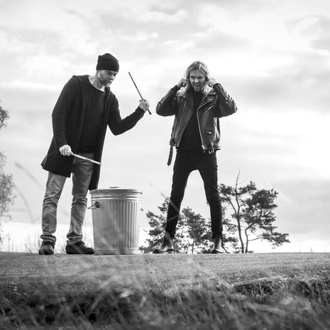 Ville Kela soittaa rumpuja isoveljensä Anssi Kelan bändissä. ”Olen todella kiitollinen siitä, että olen ammattimuusikko enkä artisti. Minulle artistin rooli olisi sietämätön”, Ville sanoo.