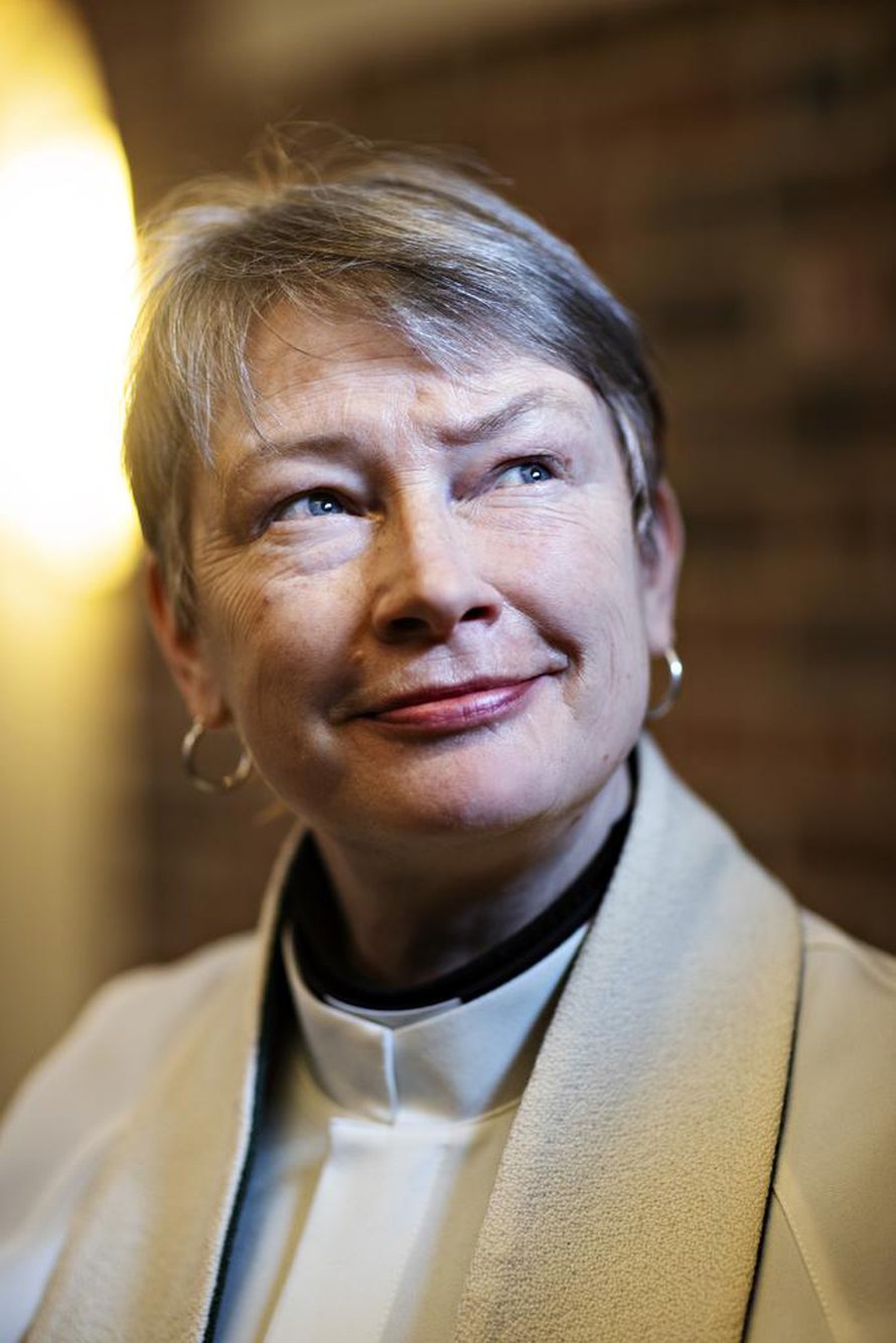 Kirsillä on rauha menneisyytensä kanssa, ja siksi hänen on helppo jakaa kokemuksiaan myös pappina. Tärkeintä papin työssä on toivon luominen, Kirsi ajattelee. 