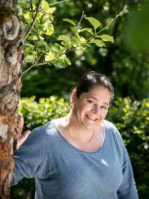 "Olen aika onnekas. Minulle ei ole tapahtunut mitään muuta hirveää kuin se, etten saanut kasvaa vanhempieni luona", Janette Grönfors sanoo.