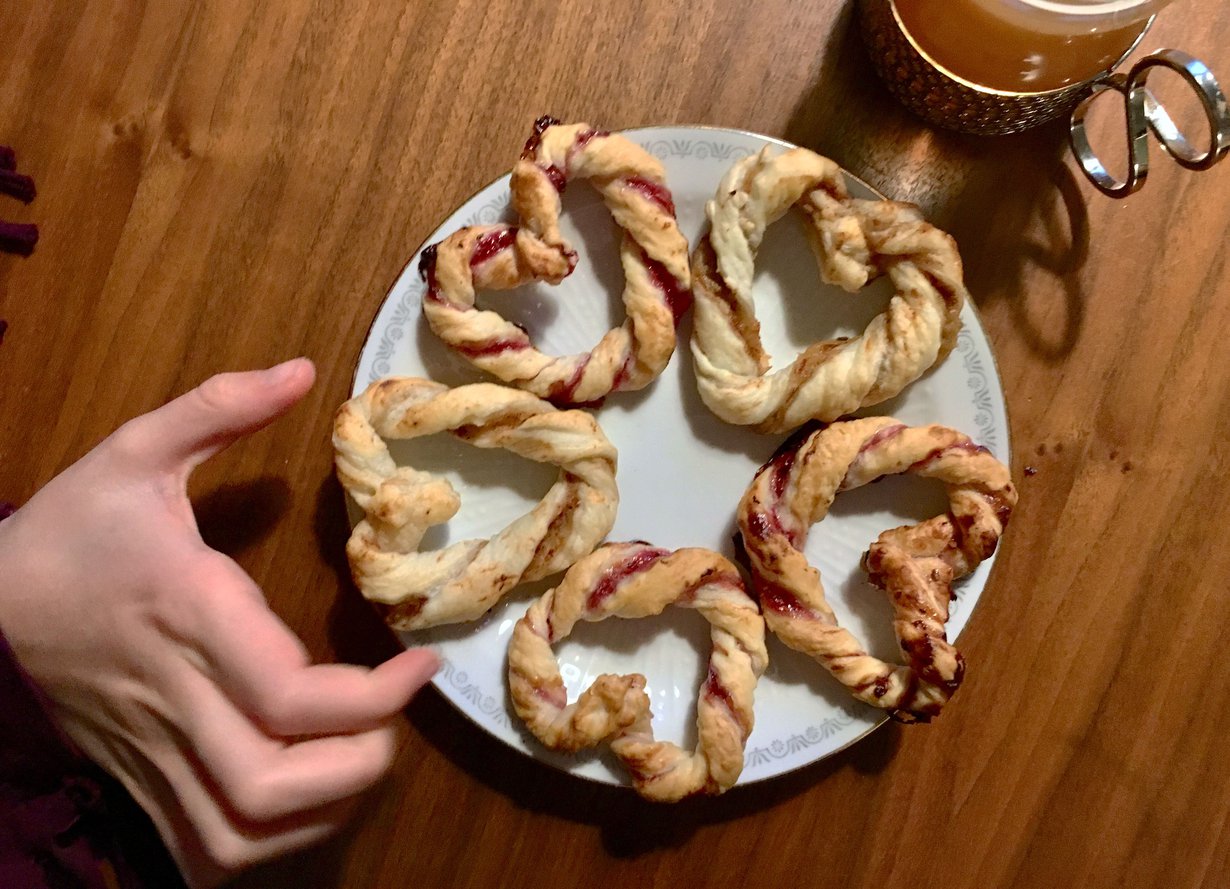 Torttukranssi on juuri sopiva suupala eikä puolukkahillolla täytettynä lainkaan liian makea.