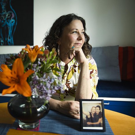 Krista Launosta (kuvassa) ja Susanna Lehmuskoskea yhdisti yli 20 vuotta nauru, matkustelu, ilta- unisuus, jooga, kirjoittaminen, eläinrakkaus, ystävyys. ”Suski hyväksyi minut aina: sä oot nyt sitten tuommoinen”,  Krista sanoo.