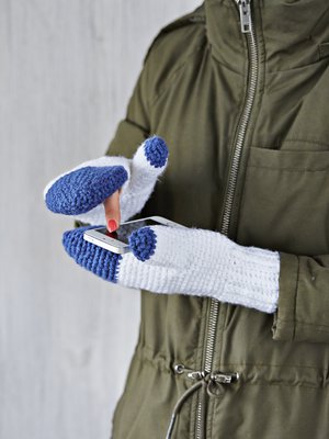 Kun jätät tumpun kämmenpuolelle etusormen mentävän aukon, voit selailla puhelimen kosketusnäyttöä lapaset kädessä. Virkkaa lapaset joko kutittamattomasta akryylilangasta tai villaisesta sukkalangasta.