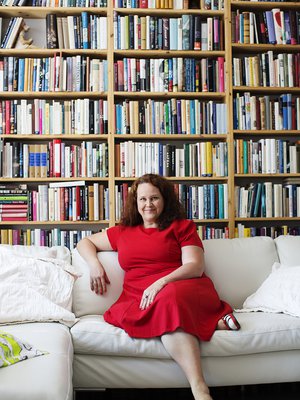 Tammen kirjallisuusyksikön johtaja Outi Mäkinen, 47, on teettänyt kaikki hyllynsä puusepällä. "Halusin niistä mahdollisimman korkeat."