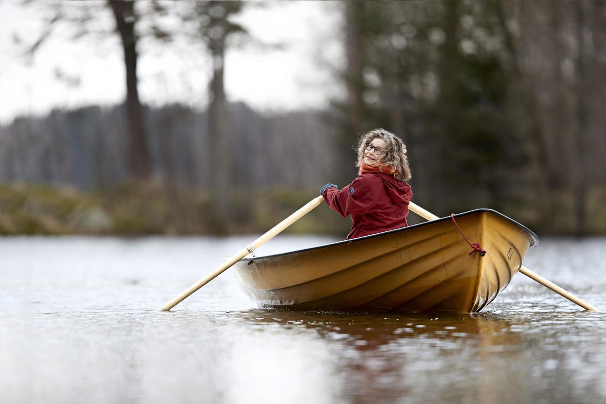 Mirjami Linkolalla ei ole monia onnellisia lapsuusmuistoja elämästä ”isän kalastajahuushollissa”. Mutta kun isä ei enää jaksanut lähteä luontoon bongaamaan lintuja, juuri Mirjami osasi keksiä lohdutuksen.