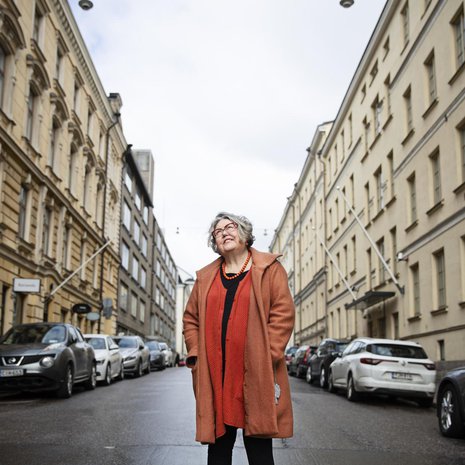 Irja Askola ei koskaan työurallaan uupunut stressiin eikä kiireeseen. ”Mutta kiireettömyyteen minä väsyin. Vasta nyt osaan nauttia siitä.”