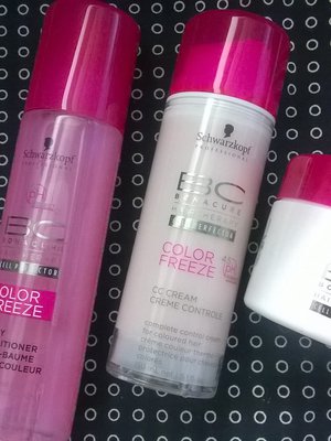 Schwarzkopf BC Bonacure Color Freeze tehohoito 200 ml, 16,90 e, hoitosuihke 200 ml, 16,90 e ja CC Cream 150 ml, 15,90.