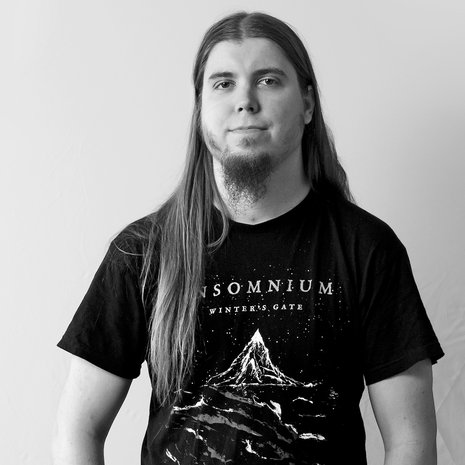 Roni Laukkarinen on 28-vuotias digialan yrittäjä ja kahden lapsen isä, joka asuu Jyväskylässä. Rahan lisäksi hän suhtautuu vakavasti myös elokuviin ja on kirjoittanut nettiin 2659 leffa-arviota.