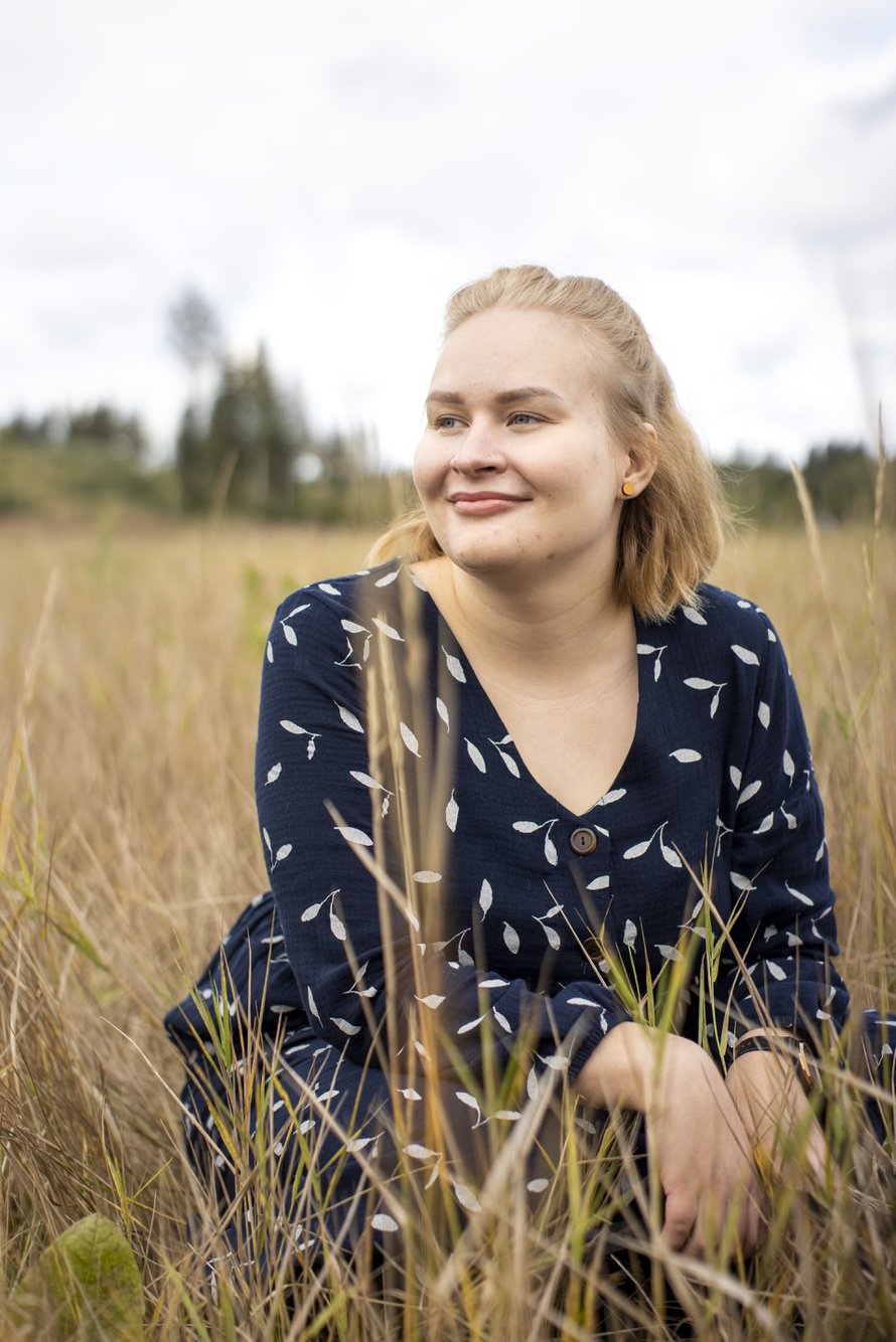 28-vuotias Ester Kortteenniemi asuu Jyväskylässä miehensä Janin, puolivuotiaan tyttärensä Selman ja Hilla-koiransa kanssa. Ester opiskelee psykiatriseksi sairaanhoitajaksi ja toimii vapaaehtoisena vertaistukijana itsemurhan tehneiden läheisille tarkoitetussa Surunauha ry:ssä.