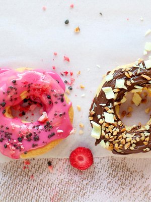 Tuulihattujen tapaan valmistetut donitsit eivät ole terveysherkku, mutta öljyssä kylpeville vappumunkeille ne antavat ihanan hattaraisen vaihtoehdon.