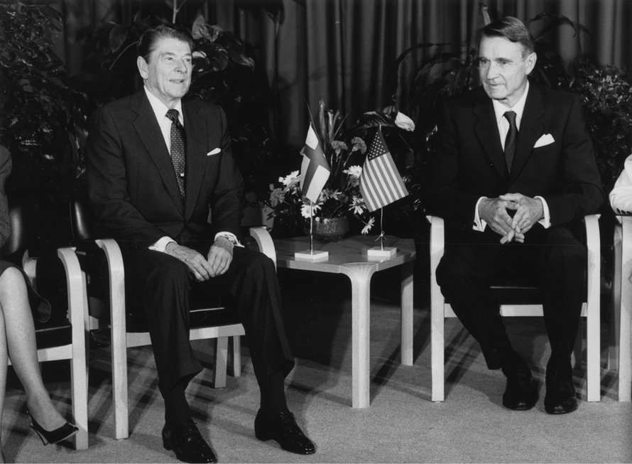 Kylmän sodan pelottava johtaja Ronald Reagan tapasi lempeän maanisämme Mauno Koiviston Suomenssa 1988.