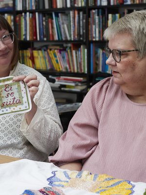 ”Vaatii rohkeutta, että uskaltaa aikuisena kertoa itsestään uudelle ihmiselle muutakin kuin pinnallisia kuulumisia, näyttää kaikki puolensa”, Tiina (oik.) sanoo. Hän on opettanut Aulin kirjailemaan.