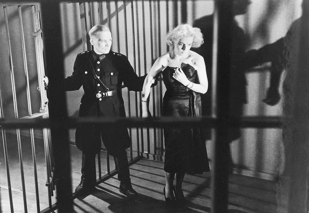 Olet mennyt minun vereeni -elokuvassa käy vielä huonommin: Regina päätyy vankilan kautta katuojaan.