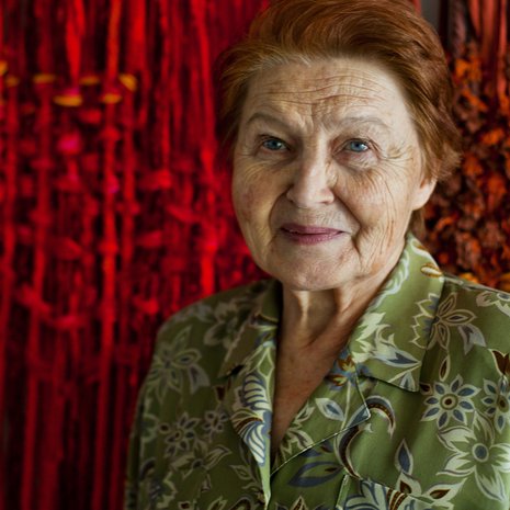 Artesaani ja tekstiilisuunnittelija Marianne Järvinen, 71, kuvattiin Thaimaan prinsessan kesähuvilassa. Taustalla on seinävaate, jonka hän suunnitteli ja toteutti yhdessä Doi Tungin kutojien kanssa. asuu Pohjois-Thaimaassa Chiang Raissa.