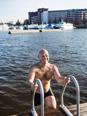 Tuomas Karemo pulahti veteen Helsingin Kulttuurisaunasta Merihaan kaupunginosassa.
