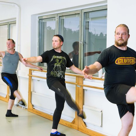 "Baletti ei ole ristiriidassa hengellisen maailmankatsomukseni kanssa. Vanhassa testamentissa kehotettiin tanssimaan ja laulamaan Jumalalle", pappi Jaani Vilkkilä (kesk.) sanoo.