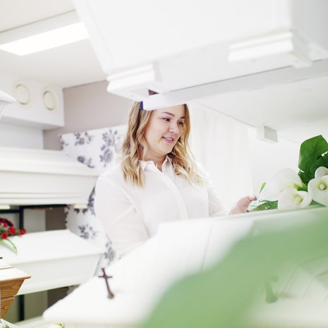 24-vuotias Sofia Prami on kolmannen polven hautaustoimistoyrittäjä. Hänen työpäivästään kerrotaan Kodin Kuvalehdessä 5/2017.