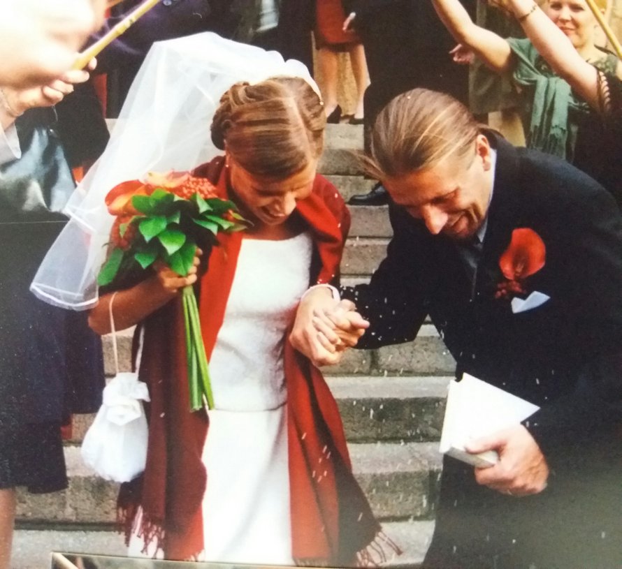 ”Hääpäivämme 28.9.2002 oli niin täynnä rakkautta! Iltaisin mietin, mikä minä nyt olen. Äiti, mutta mitä muuta? Minusta on tullut leski, mutta  koen edelleen olevani Heikin kanssa naimisissa, olevani hänen naisensa ja vaimonsa”