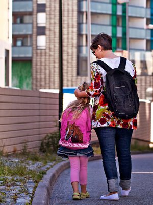 Ulla-Pia kannustaa Siiriä aamun varhaisina hetkinä eteenpäin, kun jalka painaa ja unihiekkaa on vielä silmissä.