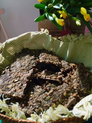 Jos pääsiäisestä jää yli mämmiä, tee siitä rouskuvaa näkkäriä. Se maistuu ihanasti saaristolaisleivälle.