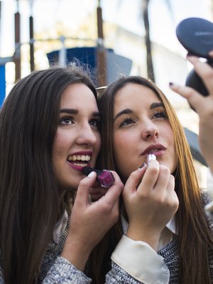 Kosmetologi kannustaa pitämään meikit vain omassa käytössä, monesta hyvästä syystä.