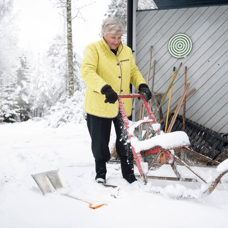 Viime syksynä Elisabeth Rehnin polvi alkoi oireilla. ”Nyt on tullut luopumisen aika. Se minun täytyy ymmärtää.” Postien haku sujuu kätevästi 40 vuotta vanhalla potkukelkalla.