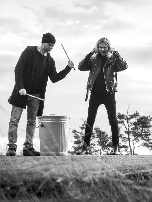 Ville Kela soittaa rumpuja isoveljensä Anssi Kelan bändissä. ”Olen todella kiitollinen siitä, että olen ammattimuusikko enkä artisti. Minulle artistin rooli olisi sietämätön”, Ville sanoo.