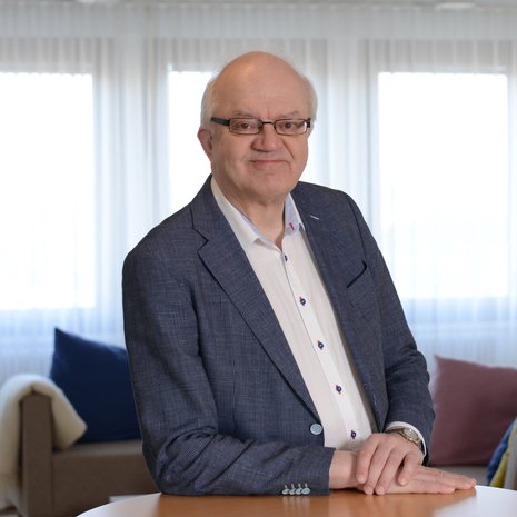 Kiintymyssuhteen kohteet vaihtelevat läpi elämän. ”Erään tutkimuksen mukaan äiti on vielä nuorelle aikuisellekin voimakkain kiintymyssuhde. Sen jälkeen kiintymyssuhteita luodaan esimerkiksi kavereihin, puolisoon ja omiin lapsiin”, sanoo lastenpsykiatri Jari Sinkkonen.