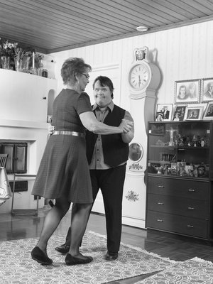 Aira Välitalo ja Toni Välitalo tanssivat mieluiten jenkkaa. Toni on taitava tanssija, ja lavoilla häntä haetaan paljon.